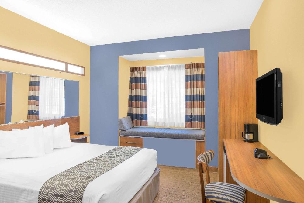 Queen Room - Non-Smoking interior
