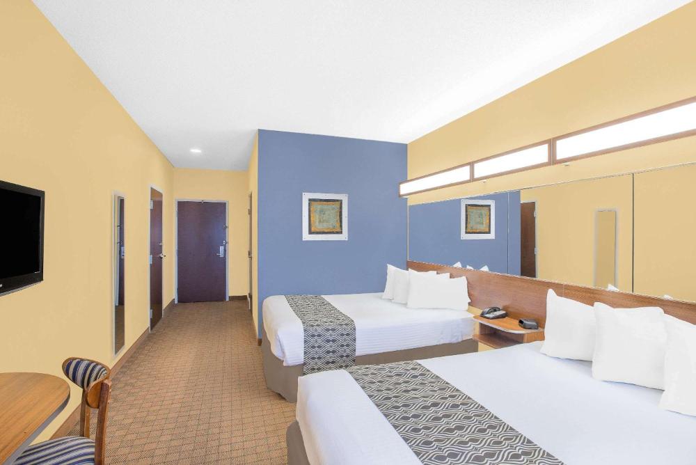 Queen Room with Two Queen Beds - Non-Smoking interior