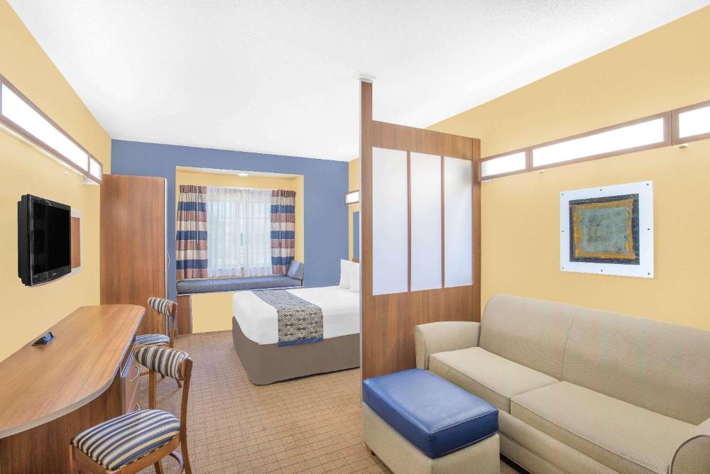 Studio Suite with 1 Queen Bed Non-Smoking interior